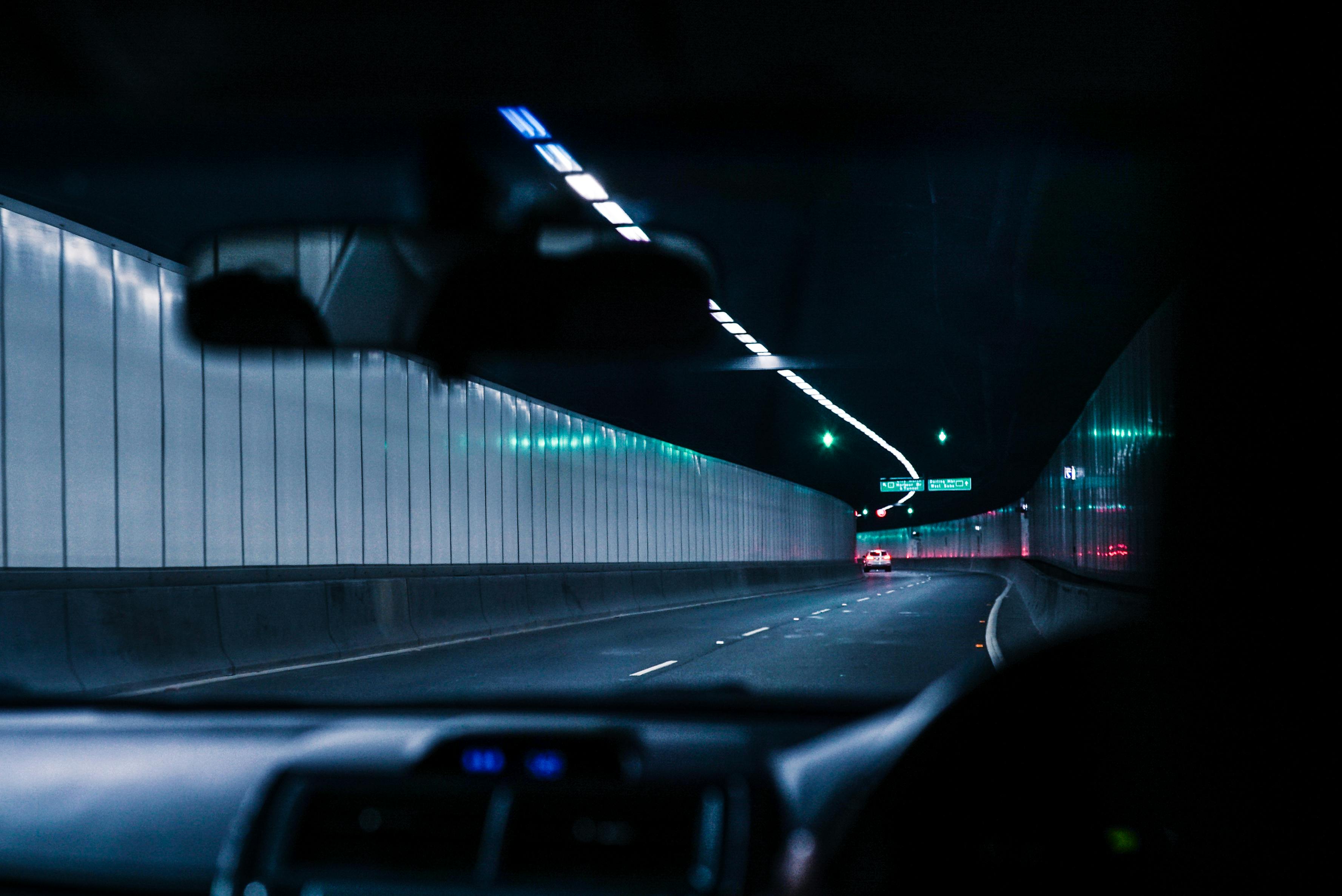 Klare Windschutzscheibe von innen gesehen mit freier Sicht auf die Straße